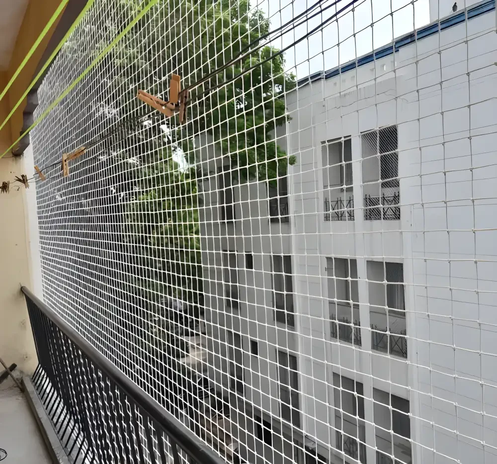 Balcony safety net installation